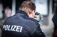 Fensterscheibe mit Straßenschild eingeschlagen