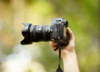 Unbekannter Mann fotografiert Schulkind