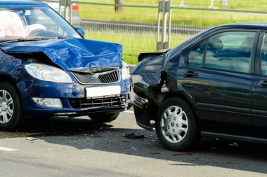 Nach Unfall im Kreuzungsbereich zweimal Totalschad