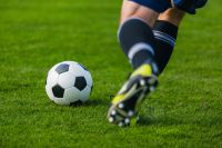 Spielfläche des Fußballplatzes beschädigt