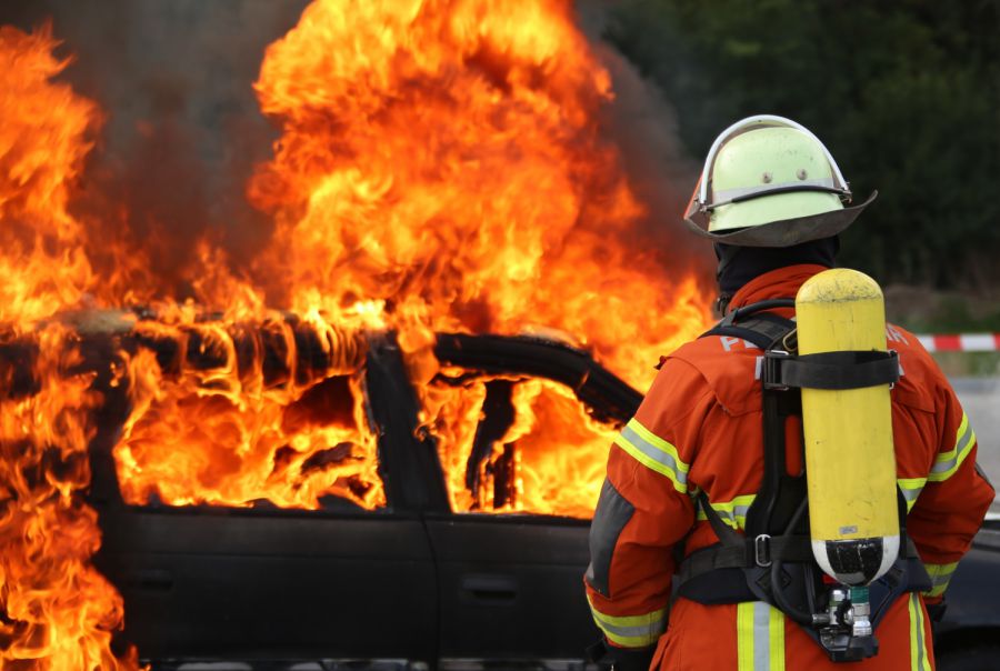 Sachbeschädigung an KFZ durch Brandlegung in Markt