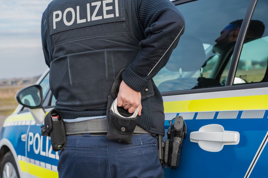 Haftbefehl und Falschdokument Serbe geht in Haft