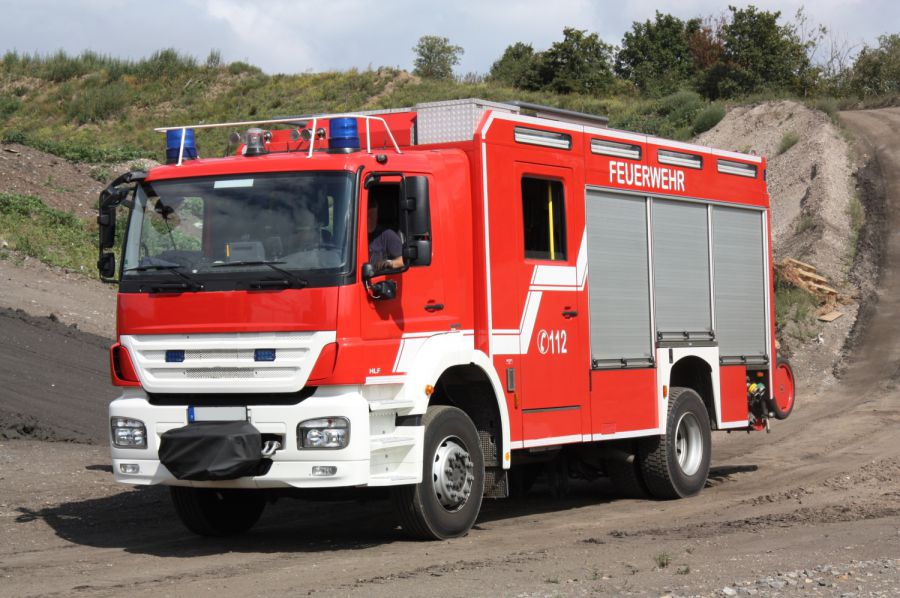 Fahrzeug und Garage geraten in Brand