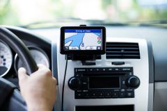 Verkehrsunfallflucht durch roten Kleintransporter