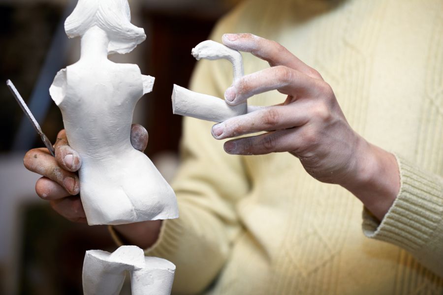 Traunreut Statue am evangelischen Pfarrzentrum mut