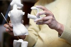Traunreut Statue am evangelischen Pfarrzentrum mut
