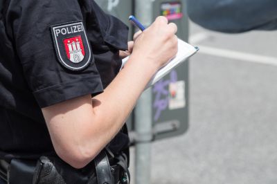 Feuchtfröhlicher Badeausflug sorgt für Verkehrsuns