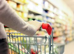 Rosenheim Ladendieb geht mit Flasche auf Detektiv 