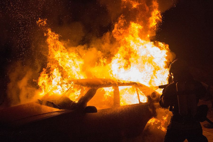 Ebersberg Pkw Brand in Garage vier Personen leicht