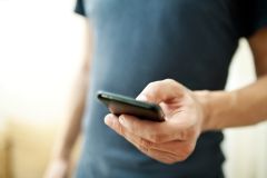 Falscher Polizeibeamter telefoniert sich durch Poi