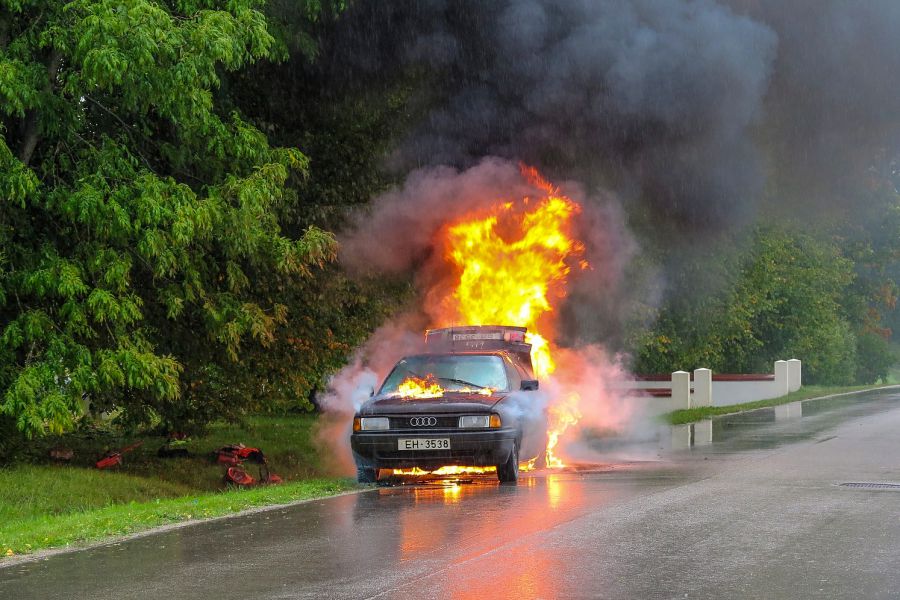 Steinhöring Brennendes Fahrzeug auf der B 304