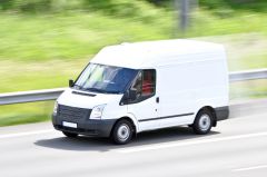 Poing Kleintransporter zerkratzt