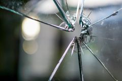 Pliening Eingeworfene Scheibe beim Kinderhort